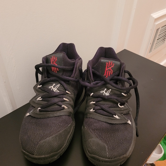 Kyrie 5s - Size 4Y US - Picture 2 of 2